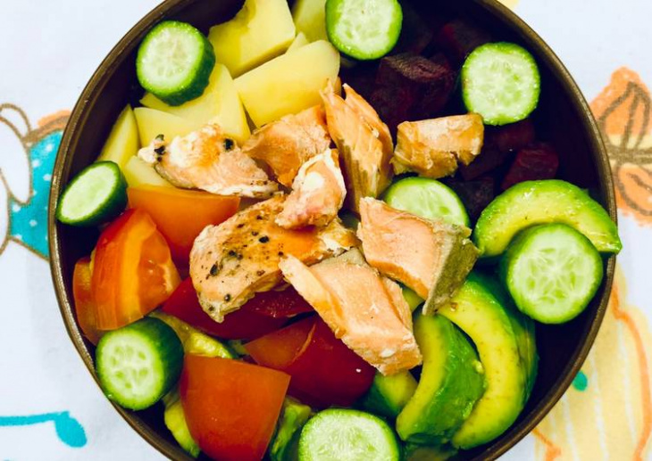 bepvang, cá hồi, salad, salad cá hồi, salad trộn rau củ quả, trái bơ, salad trái bơ cá hồi