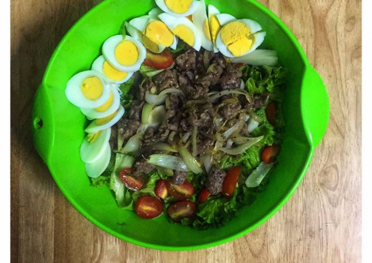 salad trộn, salad trộn thịt bò, thịt bò xào, trộn thịt bò, trứng luộc, xà lách trộn trứng, salad trộn bò trứng