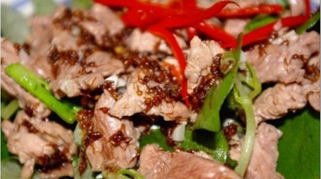 Đặc sản Campuchia có chục con kiến đỏ nổ giòn tan trong miệng