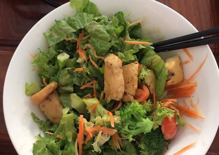 Salad trộn với ức gà sốt cam “ Eat Clean”