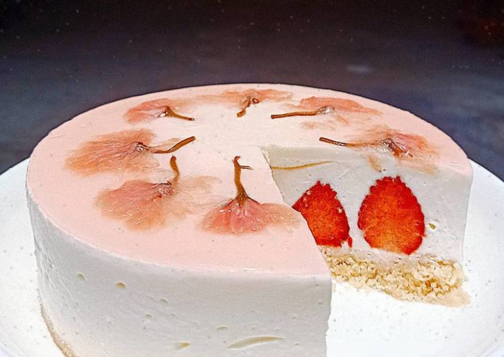 Sakura Strawberry Cheesecake – bánh phô mai dâu hoa anh đào