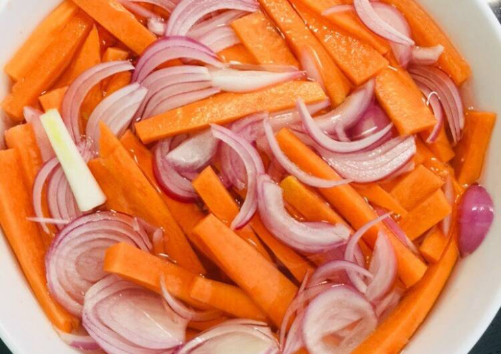Món ăn vặt tốt cho sức khoẻ: cà rốt tươi và cà rốt chua ngọt