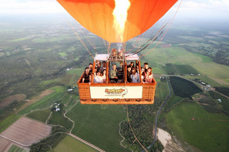 en, a detailed guide to a ride in a hot air balloon in cairns