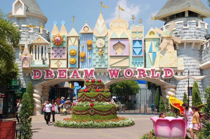 en, dream world bangkok: all you need to know about bangkok's most popular theme park