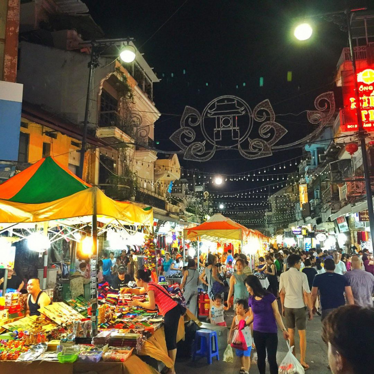 Hanoi night market: All you need to know before going