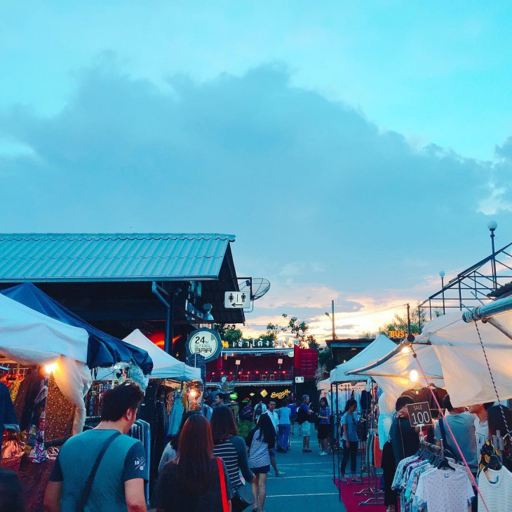 en, 16 bangkok night markets for shopping lovers