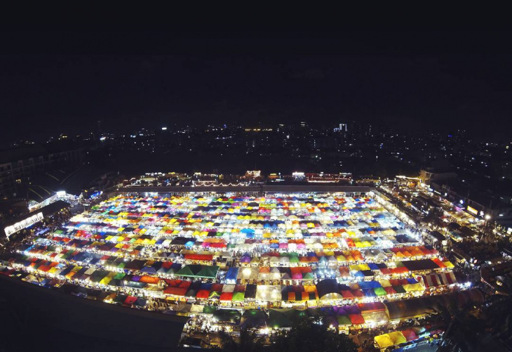 en, 16 bangkok night markets for shopping lovers