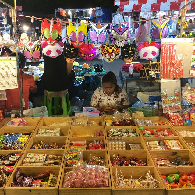 en, 16 bangkok night markets for shopping lovers