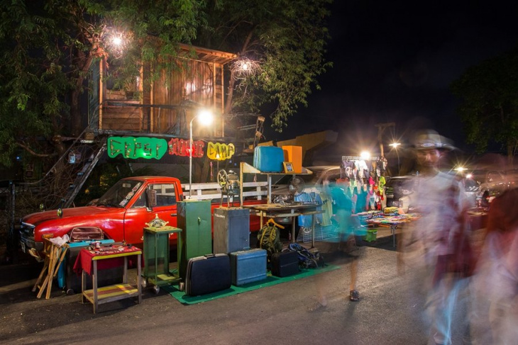 en, 16 bangkok night markets for shopping lovers