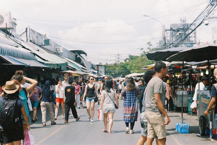 en, 16 bangkok night markets for shopping lovers