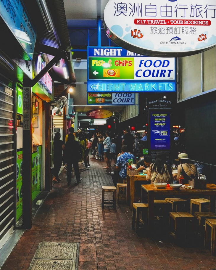 en, a detailed guide to experience nightlife in cairns