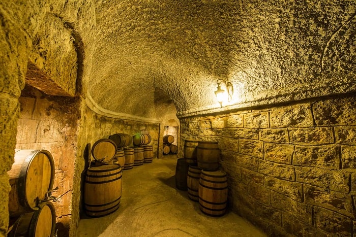 hầm rượu debay, khám phá, trải nghiệm, đi xuyên lòng núi uống rượu vang tại hầm rượu debay đà nẵng