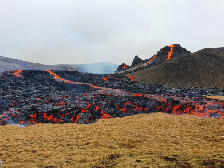 Ngắm núi lửa phun trào tại Iceland