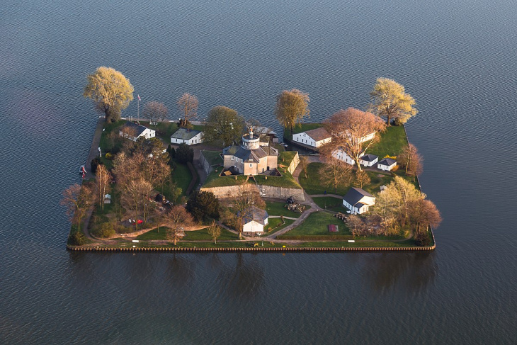 Hòn đảo hình chữ nhật bốn góc vuông độc đáo giữa hồ nước