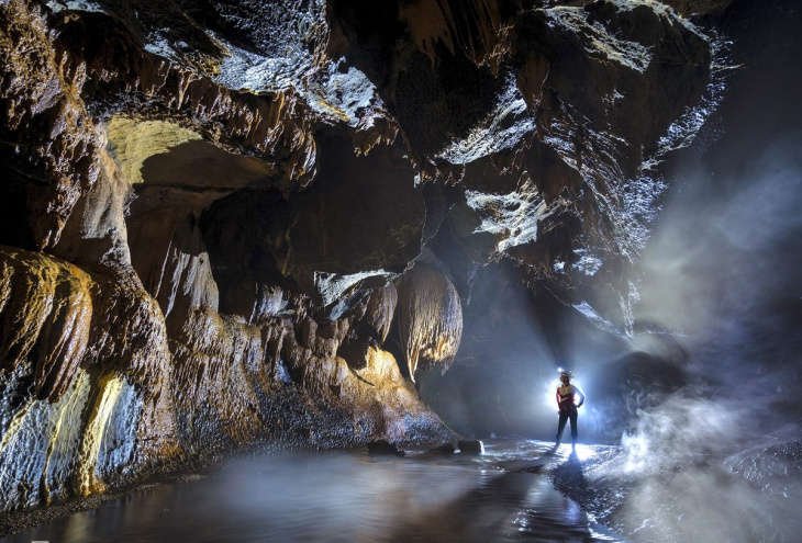khám phá, chiêm ngưỡng vẻ đẹp hùng vĩ của hang động hàng triệu năm tuổi tại quảng bình