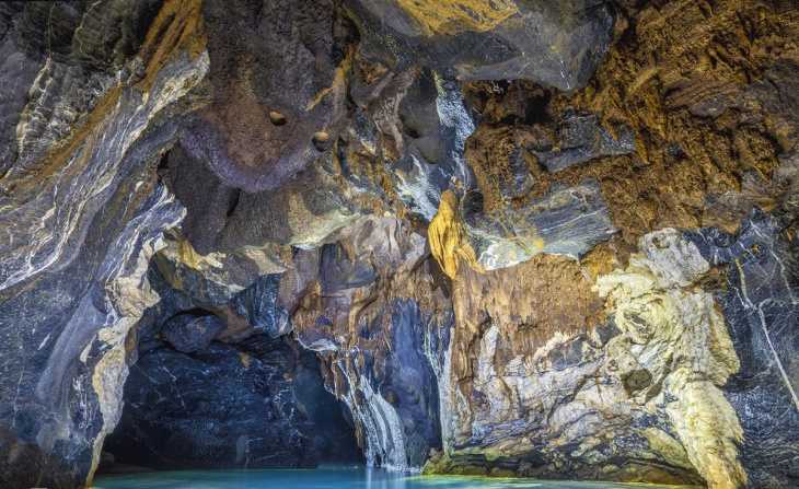 khám phá, chiêm ngưỡng vẻ đẹp hùng vĩ của hang động hàng triệu năm tuổi tại quảng bình