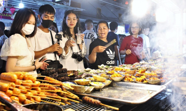 khám phá, thưởng thức đại tiệc ẩm thực trong chợ đêm phú quốc
