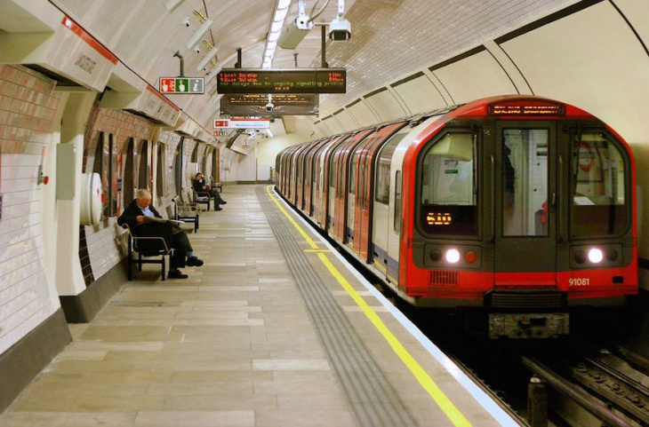 Kinh nghiệm đi tàu điện ngầm ở Anh thuận tiện, tiết kiệm