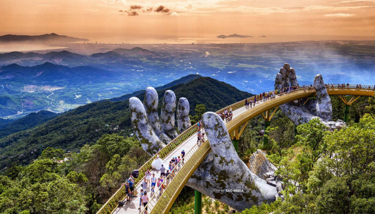 Chiêm ngưỡng Cầu Vàng với bàn tay khổng lồ ở vườn Thiên Thai khi đi du lịch Đà Nẵng