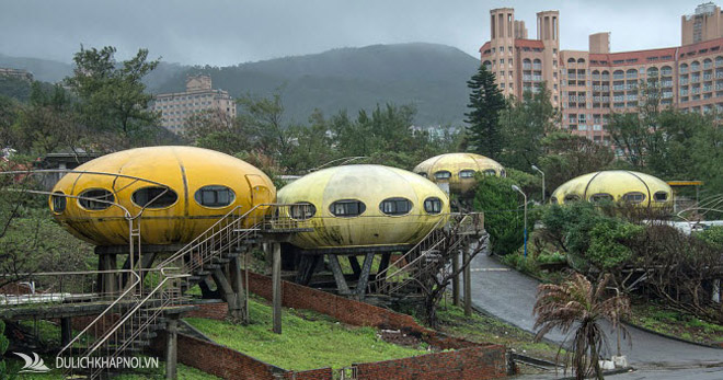 Khung cảnh hoang tàn đến lạnh người bên trong ngôi làng UFO ở Đài Loan