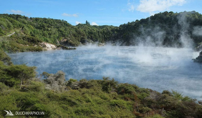 Bí ẩn hồ nước nóng như chảo chiên ở New Zealand