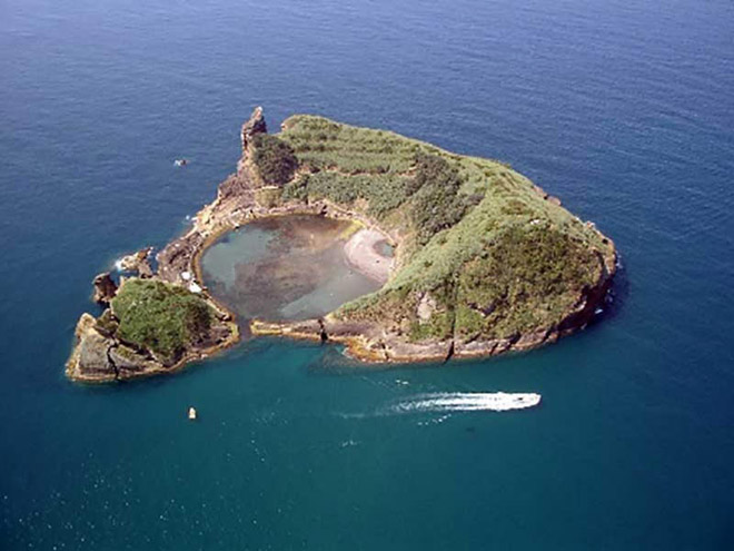 đảo máy bay trực thăng, đảo rùa, đảo trái tim, đảo cá sấu, đảo cá ngựa, đảo mặt trăng, đảo cá heo, đảo bánh pizza, 12 hòn đảo có hình dạng độc đáo trên thế giới