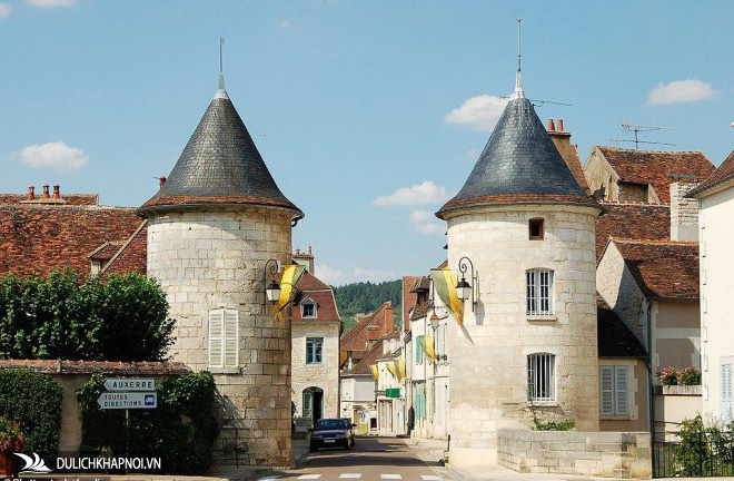 hunspach, les anses-d'arle, ménerbes, pont-aven, pierrefonds, batz-sur-mer, montpeyroux, montfort-l'amaury, ngôi làng đẹp như thiên đường dưới hạ giới ở pháp
