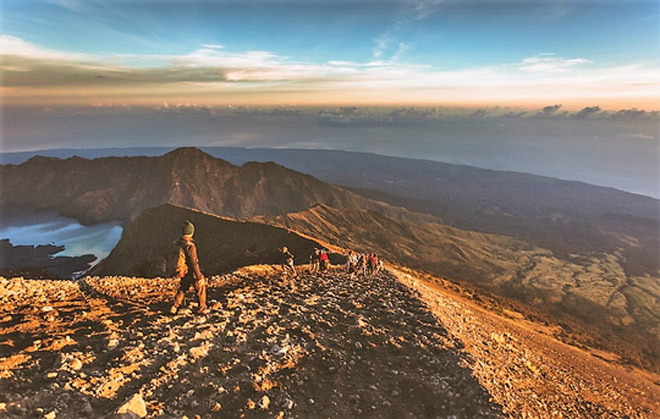 mây trên đỉnh rinjani, đỉnh rinjani, ngọn núi lửa rinjani, địa điểm du lịch ở indonesia, du lịch khám phá indonesia, chạm vào mây trên đỉnh rinjani