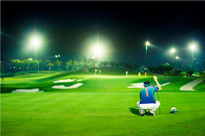 chơi golf vào ban đêm và những lợi ích bất ngờ