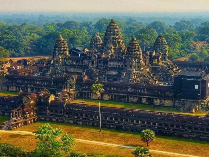 Thăm đền tại Campuchia và xem hát Aday