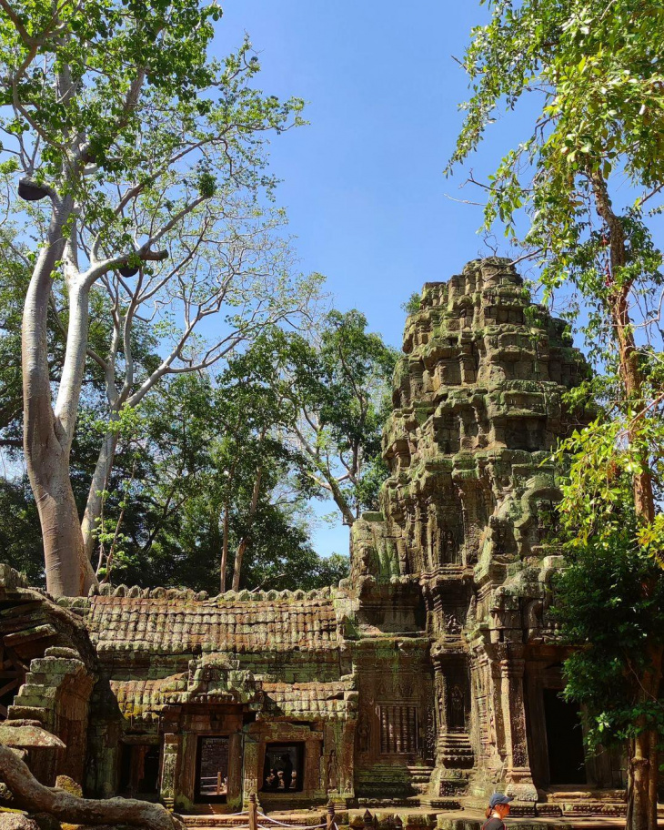Thăm đền tại Campuchia và xem hát Aday, Khám Phá