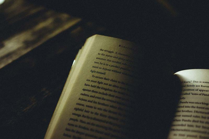 Tại sao không nên đọc sách ở nơi thiếu ánh sáng trên tàu xe bị xóc nhiều?