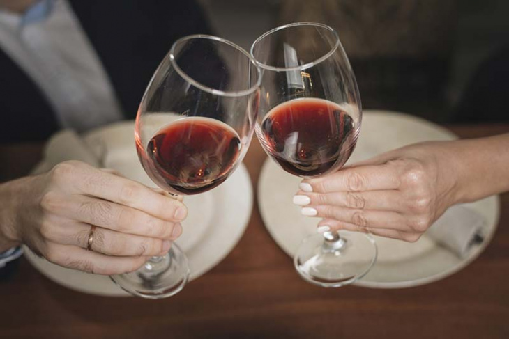 Nghệ thuật giao tiếp khi uống rượu – Cách mời rượu, lời chúc hay và khéo léo