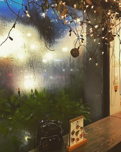 cà phê, quán cà phê, top những quán cà phê ngồi ngắm mưa lãng mạn tại sài gòn siêu dễ thương