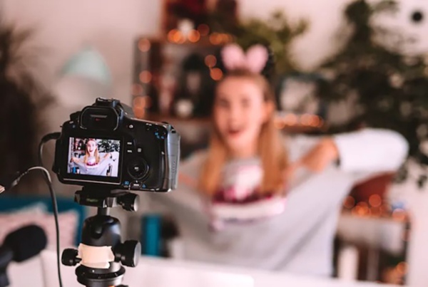vlog là gì, khởi nghiệp, kinh doanh, vlog là gì? hướng dẫn các bước làm video thu hút người xem