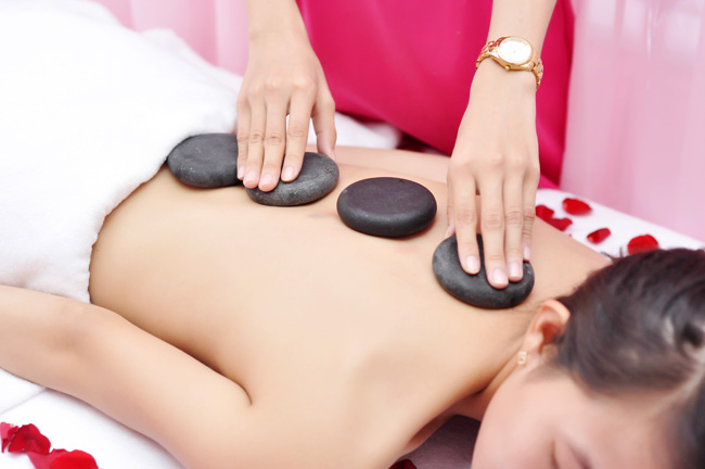 massage body, massage body bằng đá nóng, cách massage body, làm đẹp, điểm danh công dụng tuyệt vời của phương pháp massage body bằng đá nóng