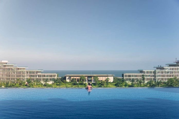 Thích mê hệ thống hồ bơi khủng tại FLC Luxury Sầm Sơn