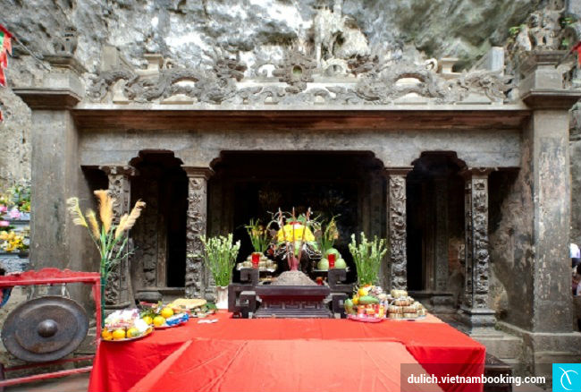 Đền Nội Lâm – Ngôi đền đá nằm giữa rừng ở Tràng An