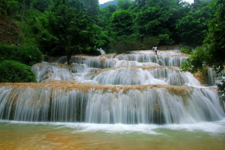 Top 5 thác nước hoang sơ đẹp mê hồn gần Hà Nội cùng bạn bè đưa nhau đi trốn.