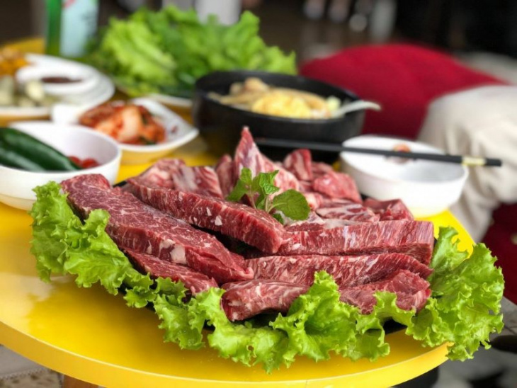 khám phá, trải nghiệm, cải xoăn chonga hàn quốc cuốn thịt nướng chuẩn vị ở meat plus hồ tây