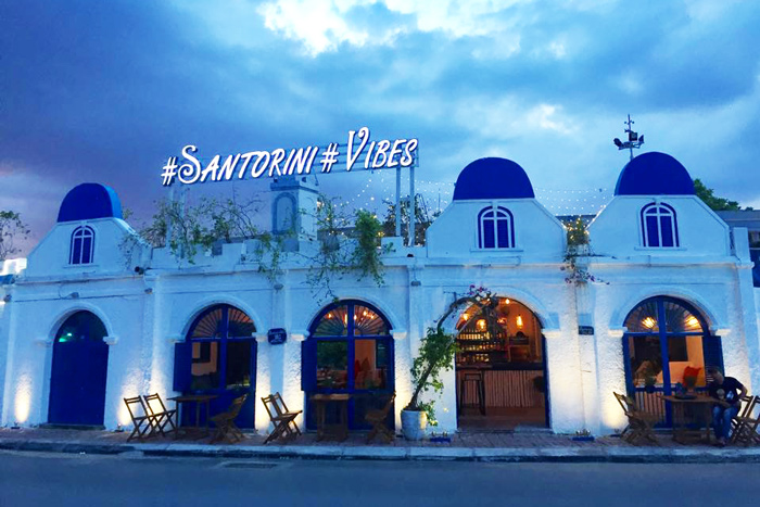 Santorini Vibes Cafe: Một thoáng Địa Trung Hải bên bờ Hồ Tây 