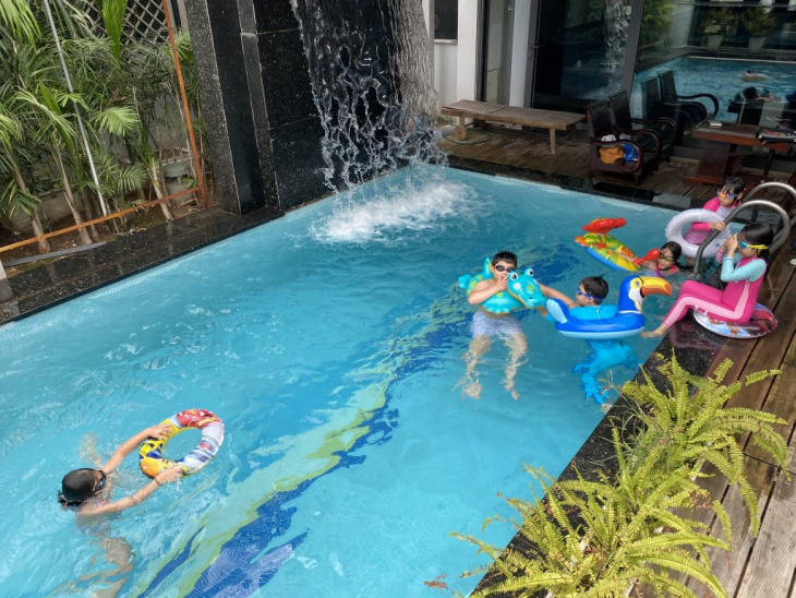 Nhà hàng có bể bơi nước mặn “của hiếm” và siêu xịn tại Hồ Tây, Hà Nội