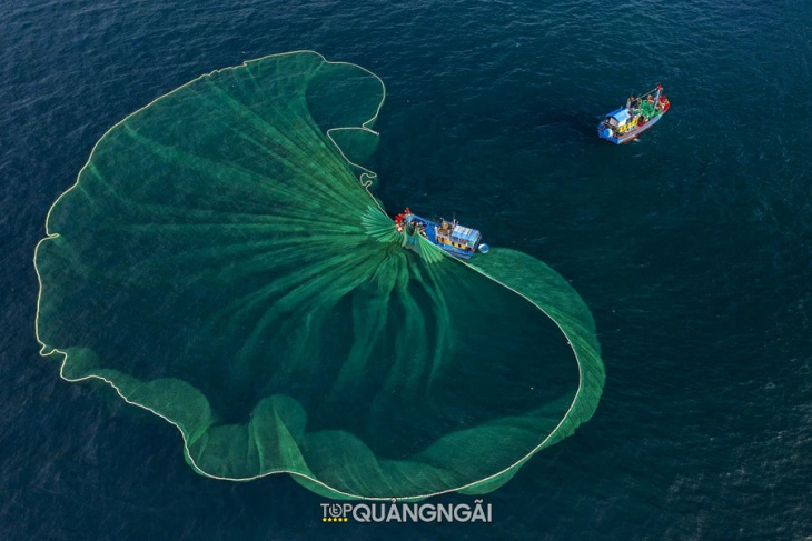 tác phẩm “bình minh trên đảo lý sơn” đoạt giải nhất cuộc thi ảnh nghệ thuật “đất nước nhìn từ biển”