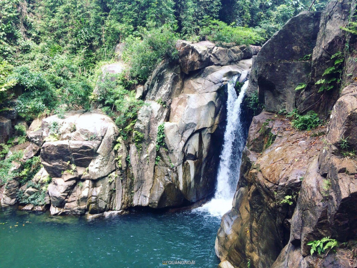 Vẻ đẹp hùng vĩ của thác Lũng Ồ – Quảng Ngãi vào ngày hè