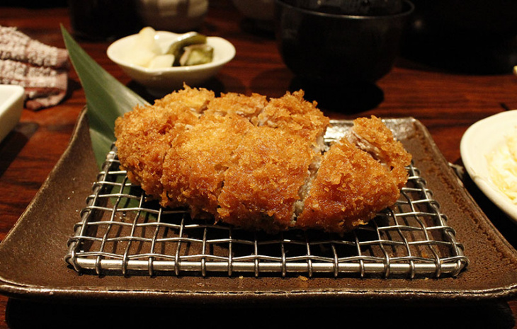 nguồn gốc món tonkatsu, món ăn nhật bản, nhật bản, nhật bản, món ăn xuất hiện từ thời tây hóa, được hoàng đế khuyến khích tiêu thụ ở nhật bản