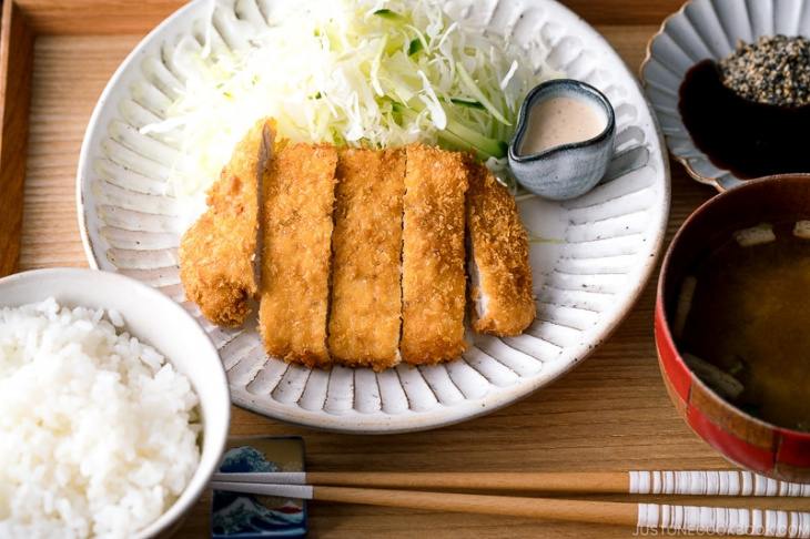 nguồn gốc món tonkatsu, món ăn nhật bản, nhật bản, nhật bản, món ăn xuất hiện từ thời tây hóa, được hoàng đế khuyến khích tiêu thụ ở nhật bản
