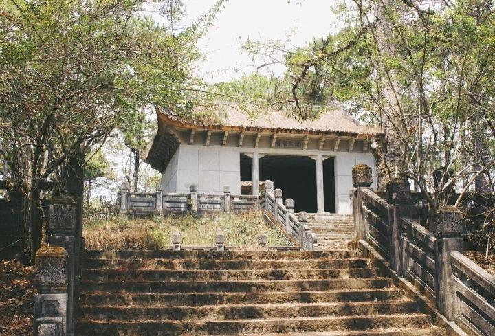 Lăng mộ hoàng thân triều Nguyễn giữa rừng thông Đà Lạt siêu đẹp
