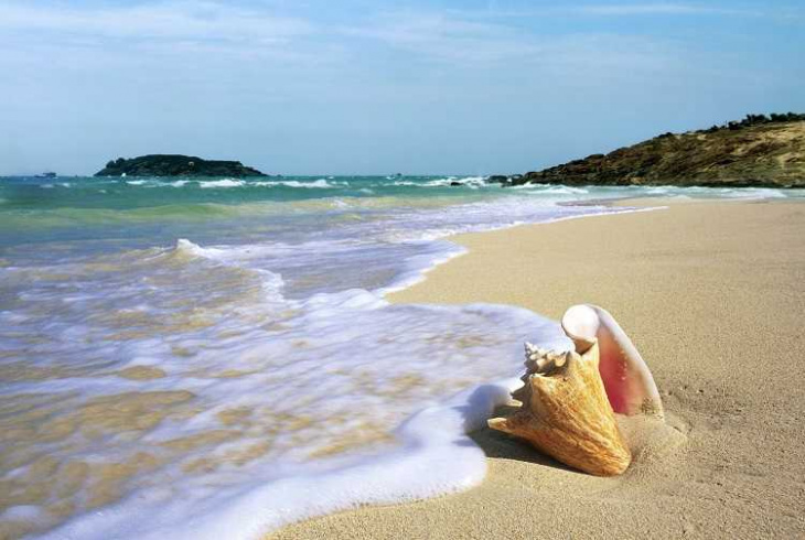 Bãi biển Mũi Né luôn nổi danh với hải sản ngon và biển tắm mát