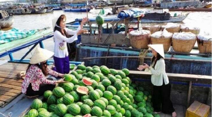 Chợ nổi Trà Ôn là điểm tham quan du lịch phải đến một lần ở Vĩnh Long