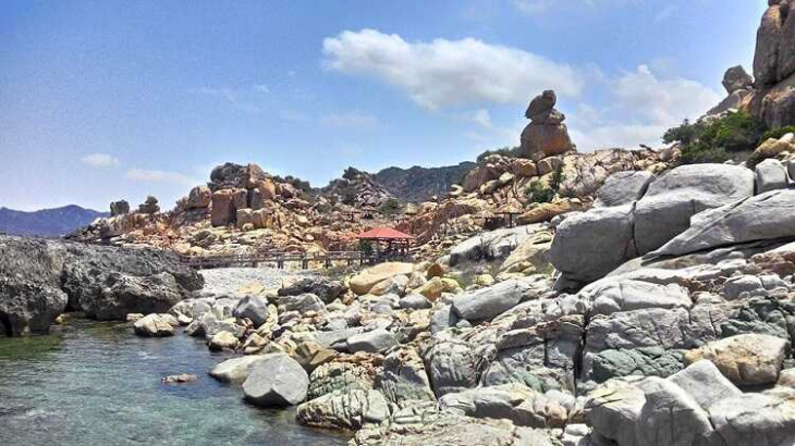 Hang Rái là điểm du lịch ở Vĩnh Hy với núi đá và biển cực kỳ trong xanh